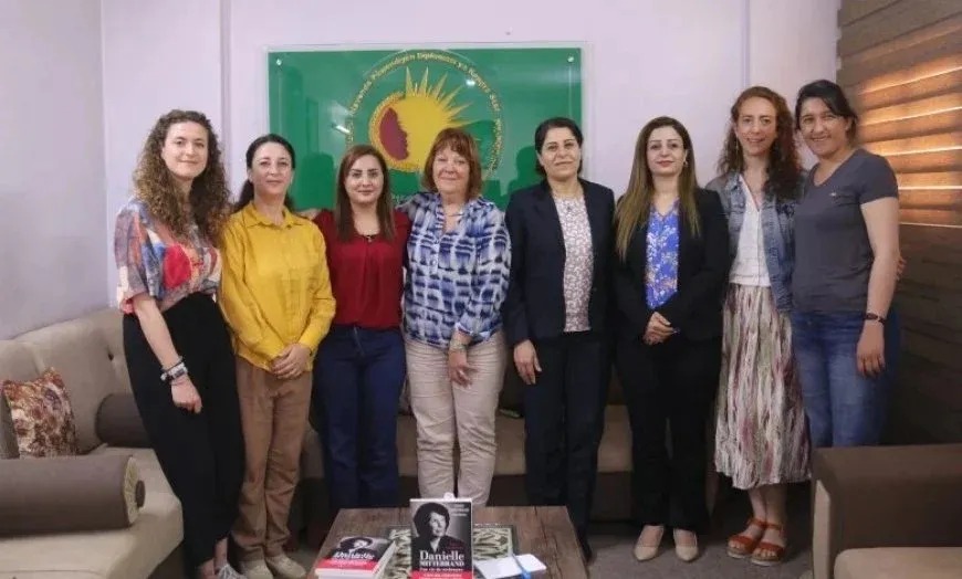 K. Star informa a la delegación francesa sobre la experiencia de las mujeres en la región