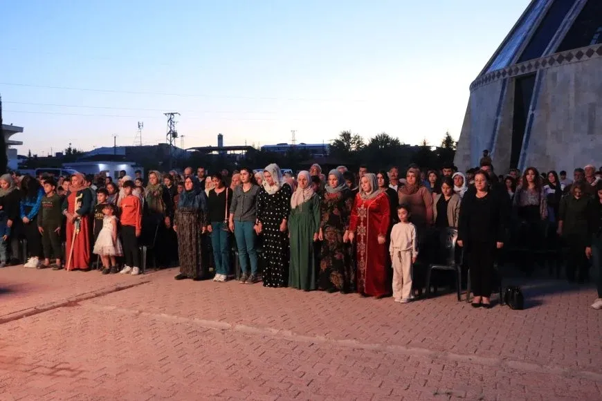 En el Día de los Mártires, los habitantes de Kobanê encienden velas en honor a los mártires