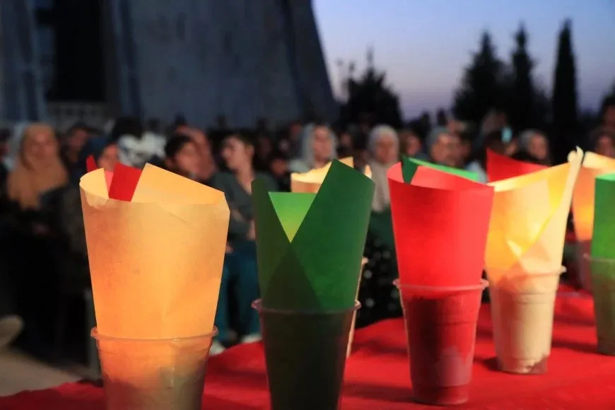En el Día de los Mártires, los habitantes de Kobanê encienden velas en honor a los mártires