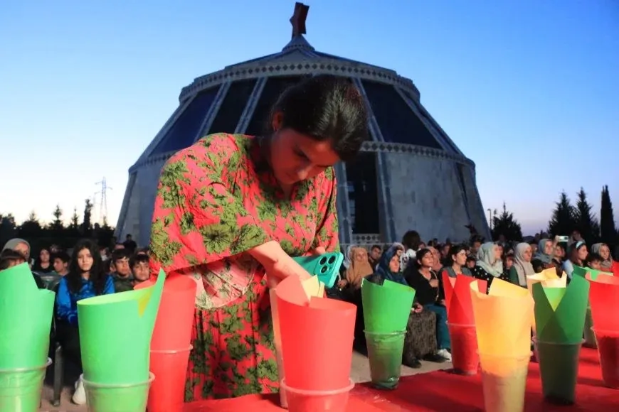 En el Día de los Mártires, los habitantes de Kobanê encienden velas en honor a los mártires
