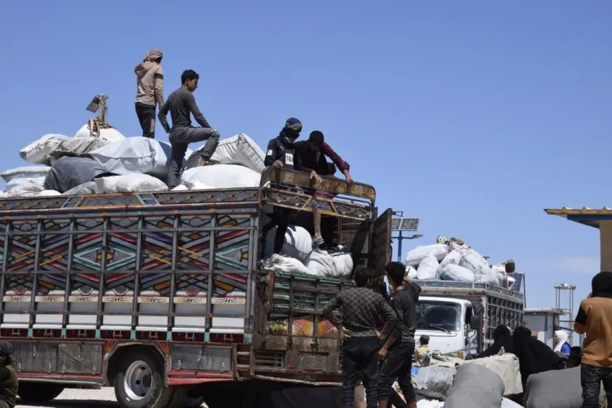 76 familias de desplazados internos abandonan el campamento de Al-Hol para Deir ez-Zor