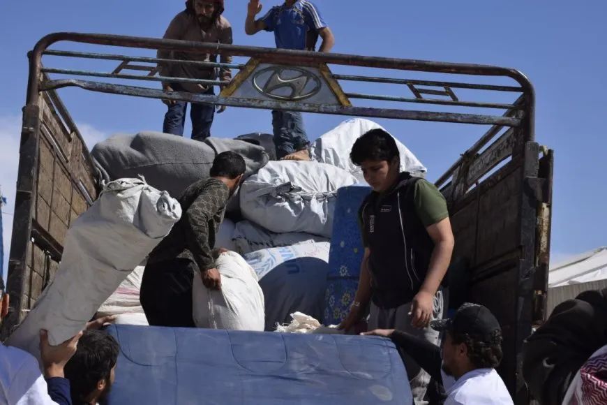 76 familias de desplazados internos abandonan el campamento de Al-Hol para Deir ez-Zor