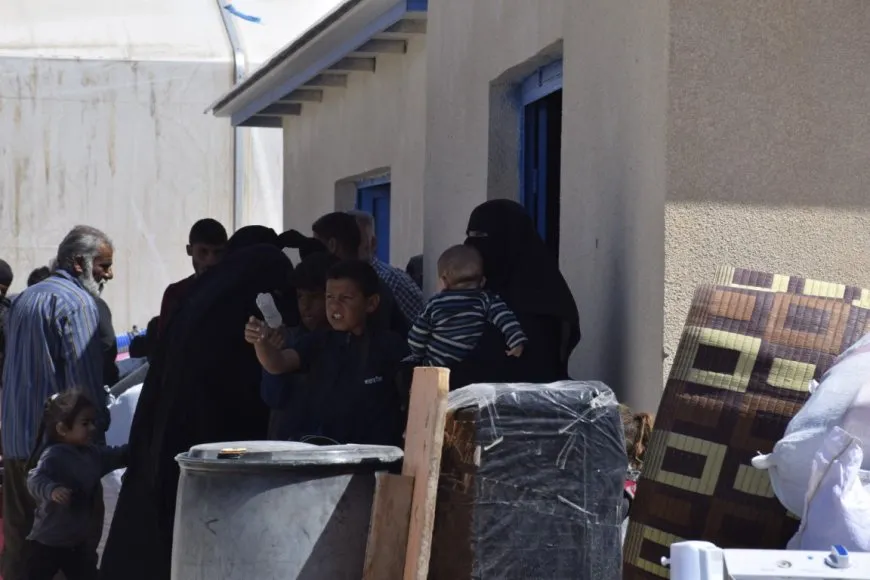 76 familias de desplazados internos abandonan el campamento de Al-Hol para Deir ez-Zor