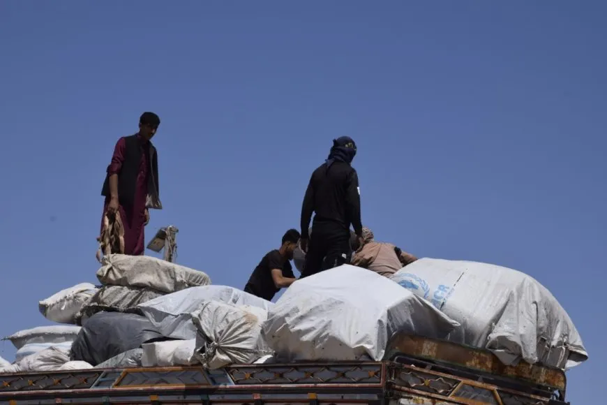 76 familias de desplazados internos abandonan el campamento de Al-Hol para Deir ez-Zor