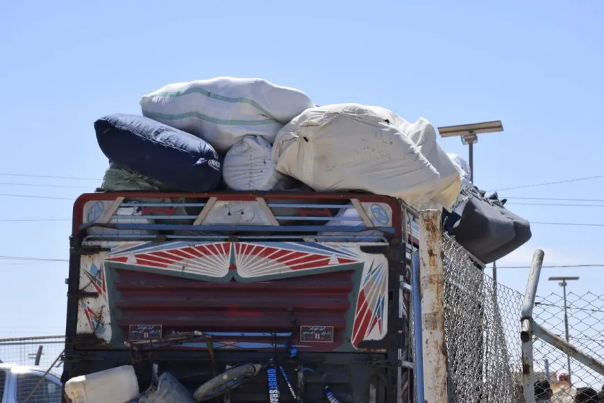 76 familias de desplazados internos abandonan el campamento de Al-Hol para Deir ez-Zor