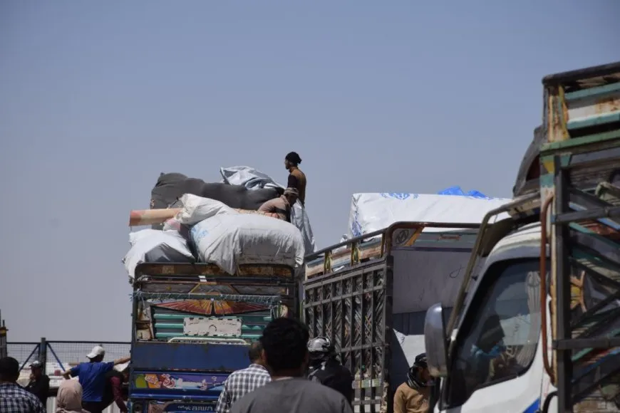76 familias de desplazados internos abandonan el campamento de Al-Hol para Deir ez-Zor
