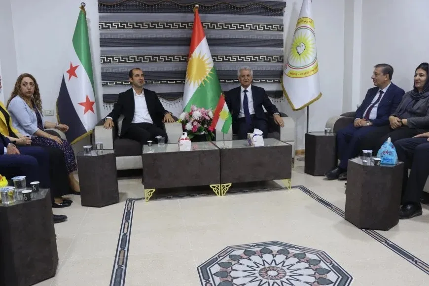 Delegación del Kurdistán del Norte analiza el llamamiento del líder Ocalan a los partidos del noreste de Siria