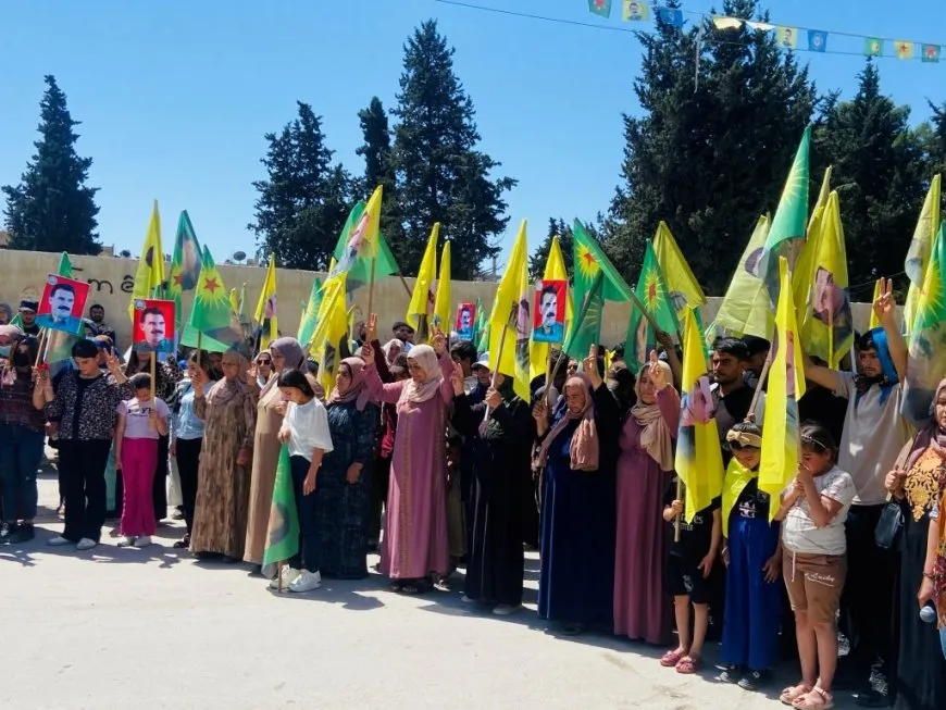 Miles de personas marchan en Kobanê en apoyo al líder Abdullah Ocalan