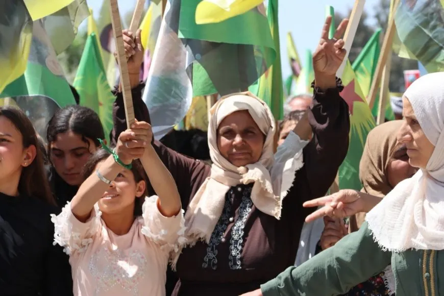 Miles de personas marchan en Kobanê en apoyo al líder Abdullah Ocalan
