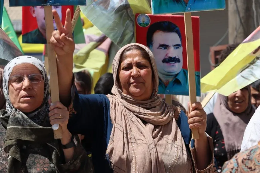 Miles de personas marchan en Kobanê en apoyo al líder Abdullah Ocalan