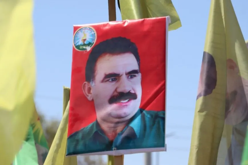 Miles de personas marchan en Kobanê en apoyo al líder Abdullah Ocalan