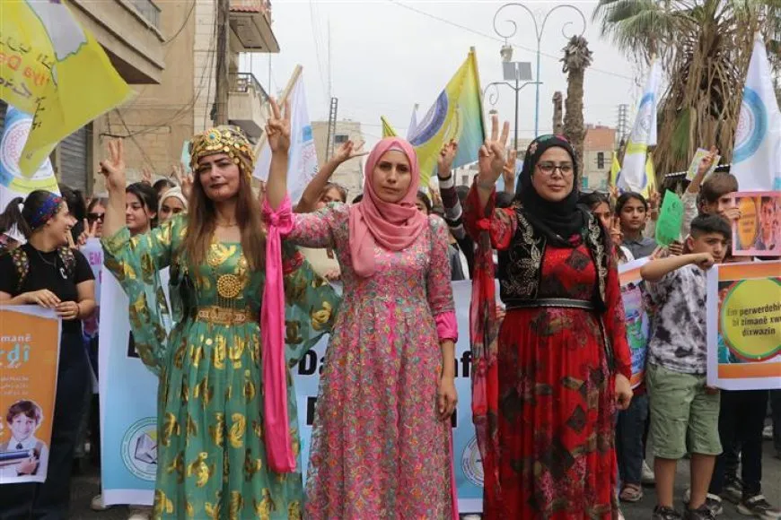 Manifestaciones masivas para celebrar el Día de la Lengua Kurda