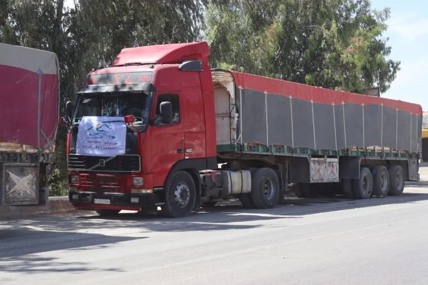 Envían 1500 canastas de alimentos desde el noreste de Siria a las zonas costeras afectadas