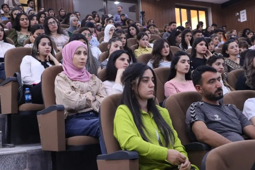 La Universidad de Kobanê acoge un panel sobre la lengua kurda
