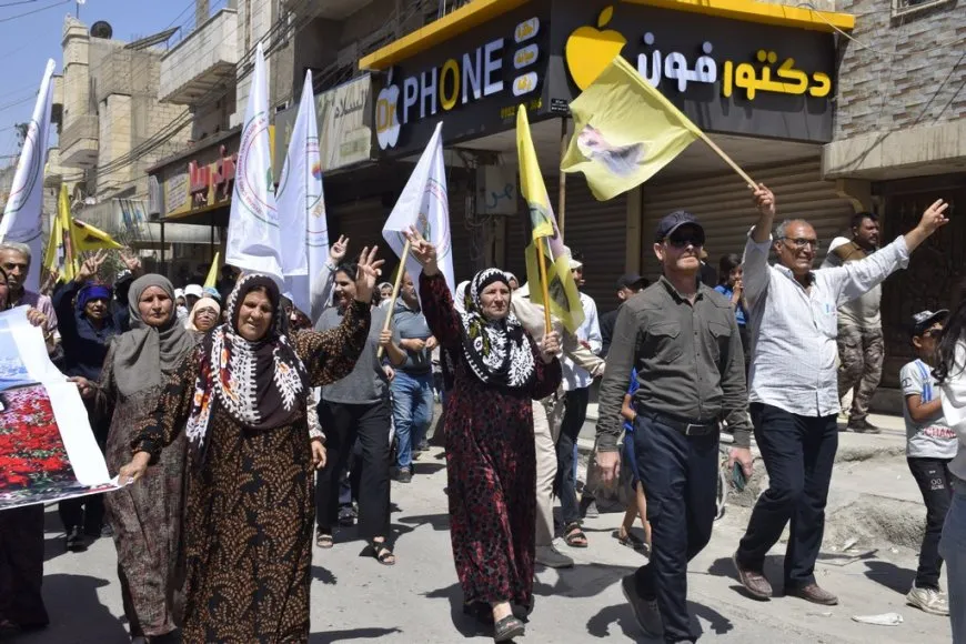 Una manifestación masiva en Hasaka exige la libertad física del líder Ocalan