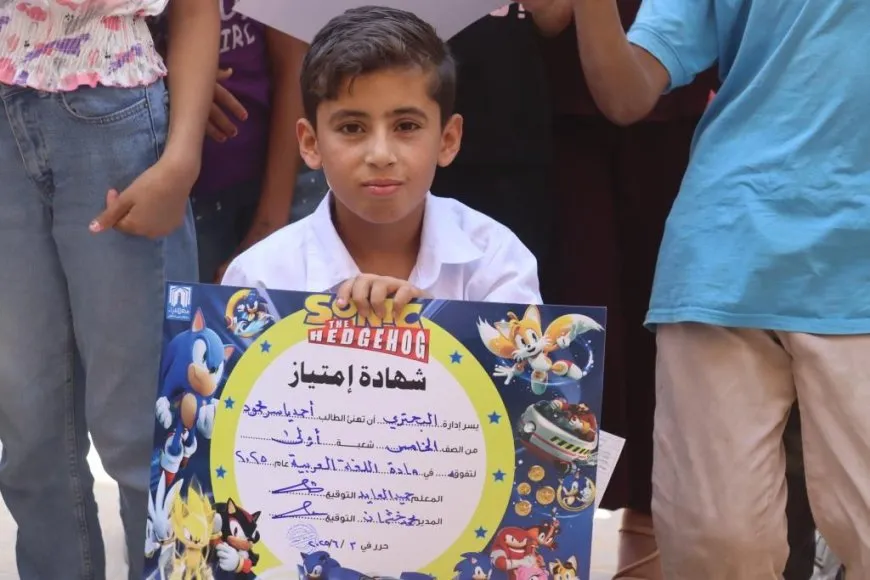 Entregan boletines escolares en el cantón de Raqqa