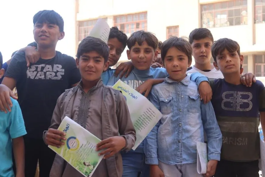 Entregan boletines escolares en el cantón de Raqqa