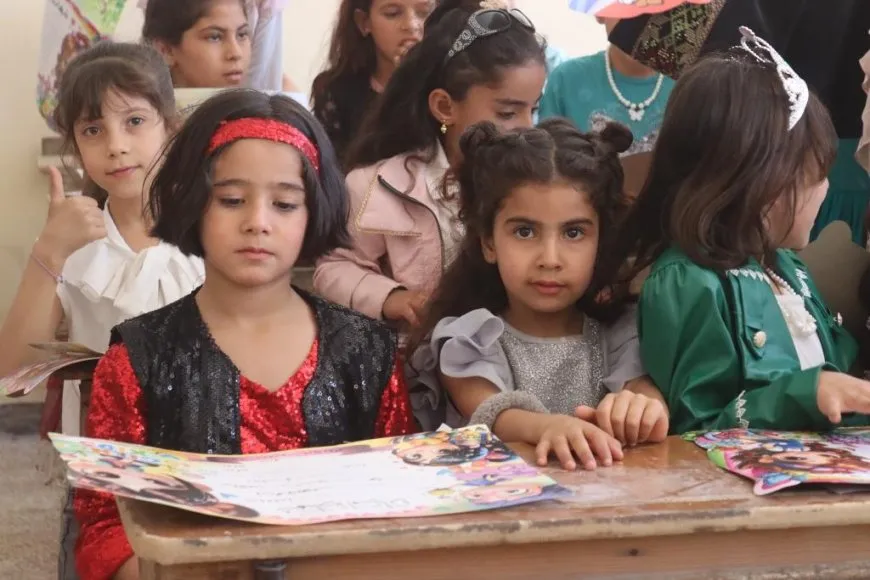 Entregan boletines escolares en el cantón de Raqqa