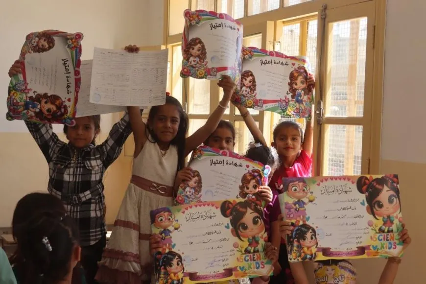 Entregan boletines escolares en el cantón de Raqqa