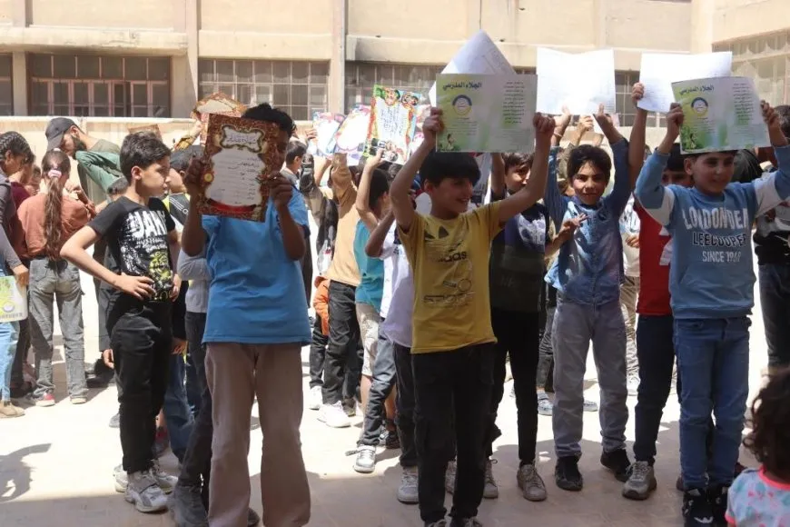 Entregan boletines escolares en el cantón de Raqqa