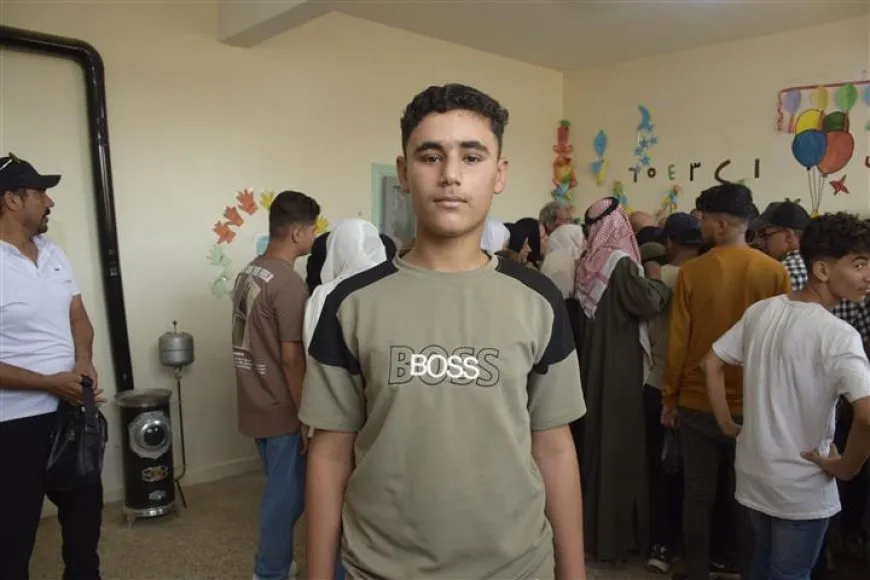 Estudiantes y sus familiares muestran su satisfacción por el acuerdo sobre los exámenes de secundaria en el noreste de Siria