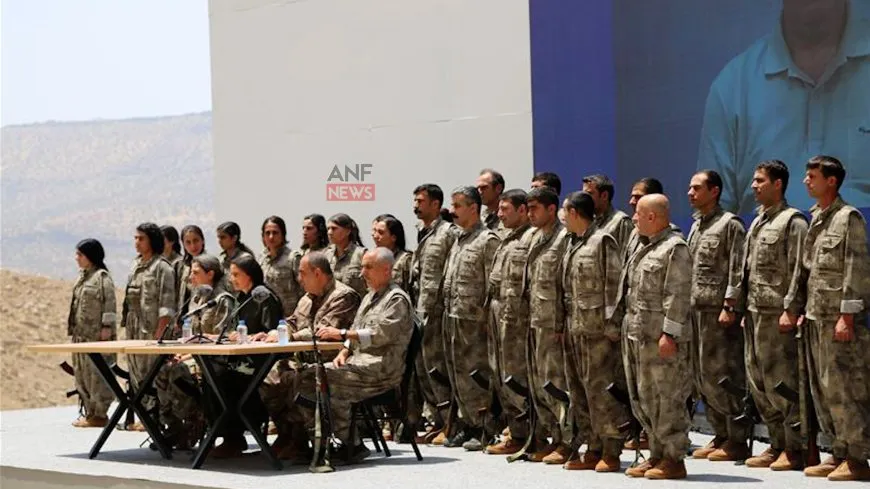 Fotos de la ceremonia de destrucción de armas por parte de los guerrilleros en respuesta al llamado del líder Ocalan