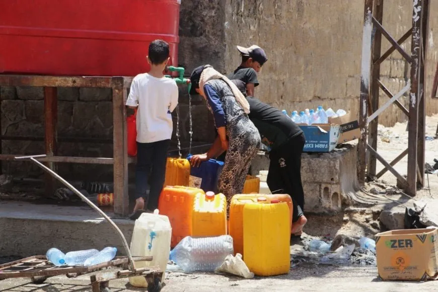 El corte de agua de Turquía hace que los niños de Hasaka tengan sed