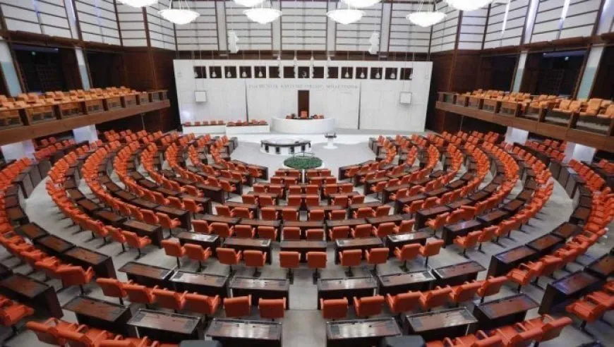 La comisión, si se constituye en el Parlamento, estará formada por 51 personas