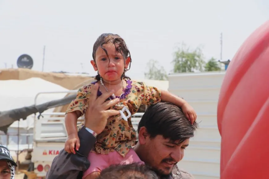Los niños del campamento de Washokani sufren bajo el desplazamiento y el calor de julio