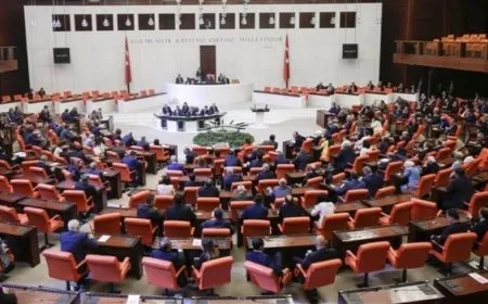 El presidente del parlamento turco se reúne con representantes de partidos políticos