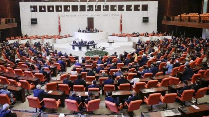 El presidente del parlamento turco se reúne con representantes de partidos políticos