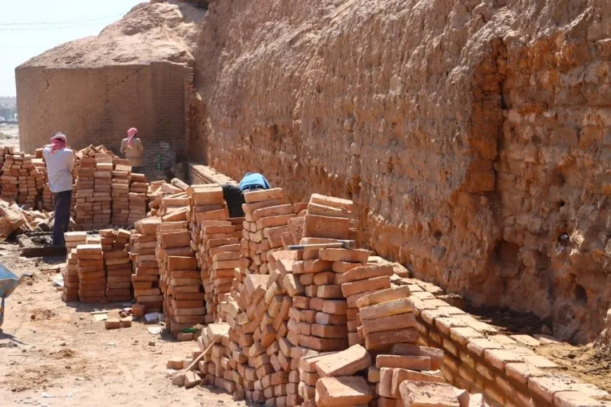 Continúan los trabajos de restauración en la muralla de Raqqa y la fortaleza de Jabar