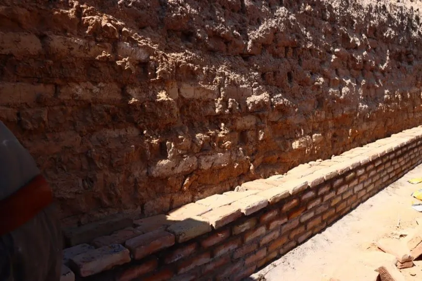 Continúan los trabajos de restauración en la muralla de Raqqa y la fortaleza de Jabar