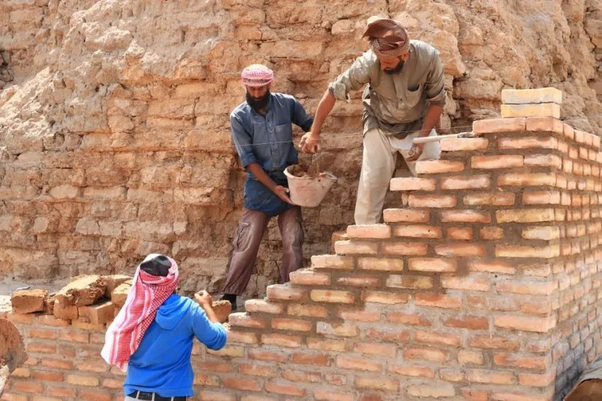 Continúan los trabajos de restauración en la muralla de Raqqa y la fortaleza de Jabar