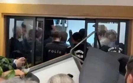 Tensión creciente frente a la sede del CHP en Estambul