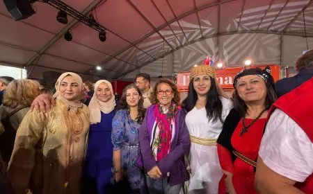 Una delegación de mujeres del norte y este de Siria participa en el festival "Día de la Humanidad" en París