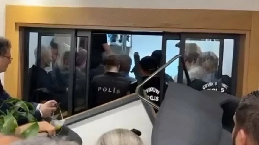 Tensión creciente frente a la sede del CHP en Estambul