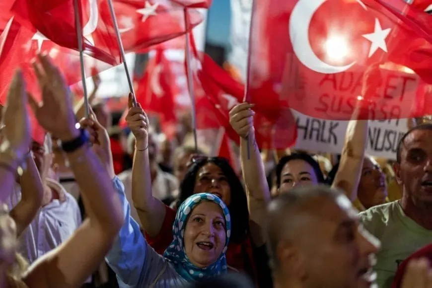 En Turquía son detenidas 48 personas, incluido el alcalde