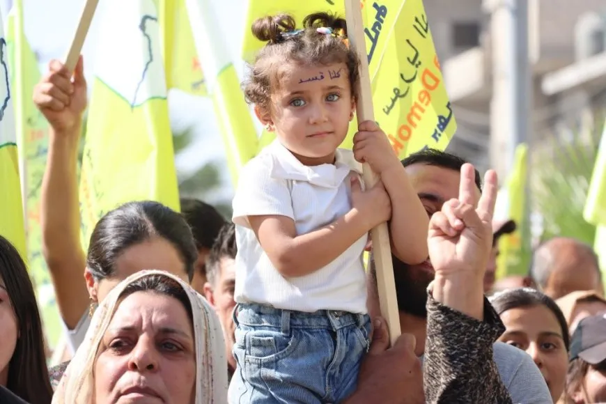 Manifestación masiva en el Éufrates en apoyo de las SDF