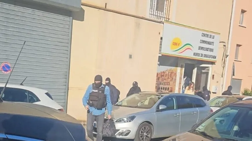 La policía derriba puertas durante redadas contra asociaciones y domicilios kurdos en Francia