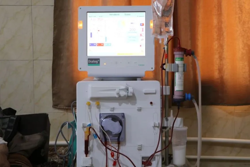 La unidad de diálisis del hospital de Hasaka recibe cinco nuevos equipos de hemodiálisis