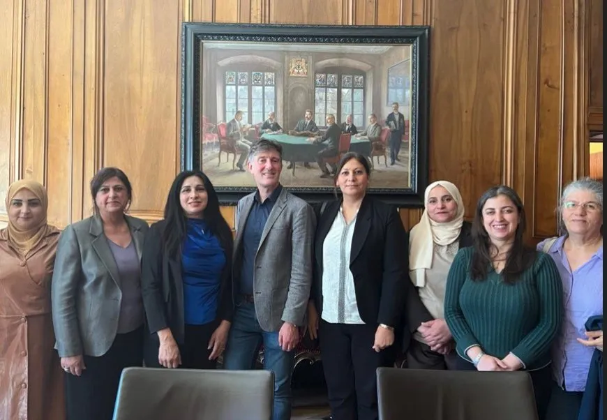 La delegación de mujeres discute el sistema de la DAA y la revolución de las mujeres durante la visita a Lausana