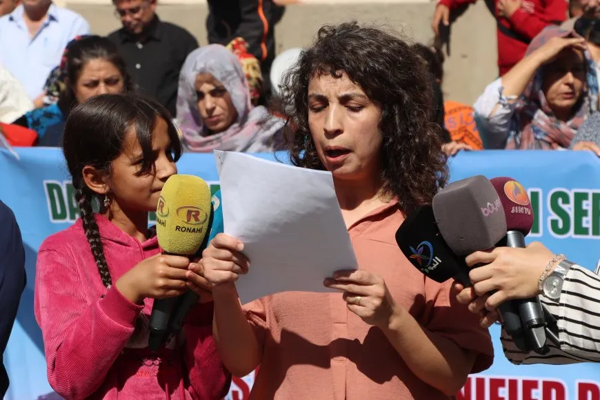 Los desplazados internos protestan frente al ACNUR exigiendo el derecho a un regreso seguro a sus hogares