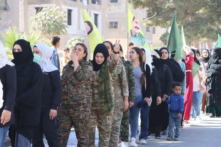 La Unión de Mujeres Jóvenes organiza una marcha en Raqqa en apoyo al llamamiento por la paz