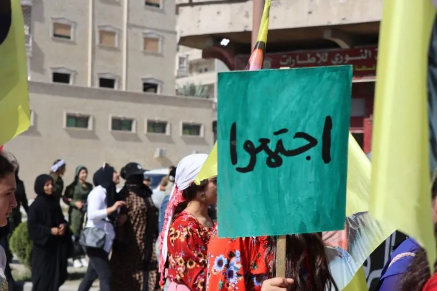 La Unión de Mujeres Jóvenes organiza una marcha en Raqqa en apoyo al llamamiento por la paz