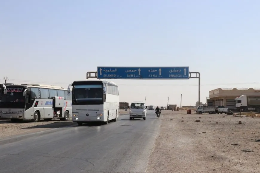 Se reanuda el tráfico de pasajeros en la carretera Tabqa-Salamiyah tras 14 días de interrupción