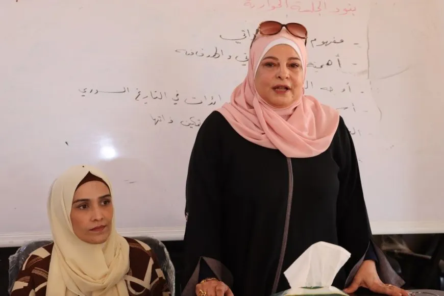 Mujeres en Tabqa debaten sobre desarrollo personal y superación de dificultades
