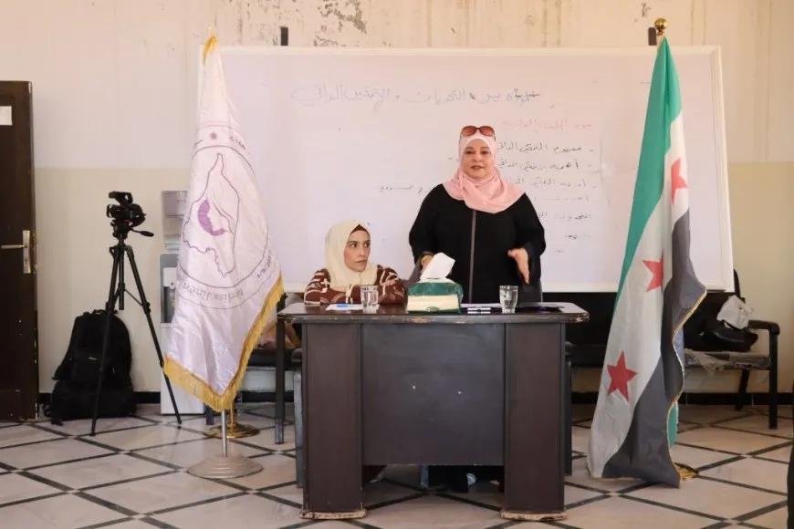 Mujeres en Tabqa debaten sobre desarrollo personal y superación de dificultades