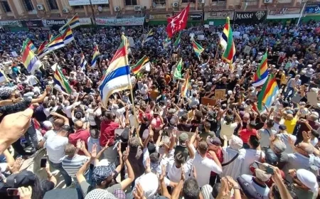 Los manifestantes retiran la palabra “Gobernación” del Edificio del Gobierno en Suweyda