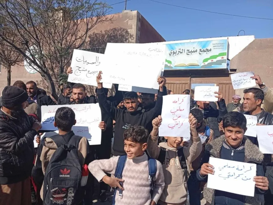 Protestas en Manbij condenando los crímenes de los mercenarios respaldados por Turquía